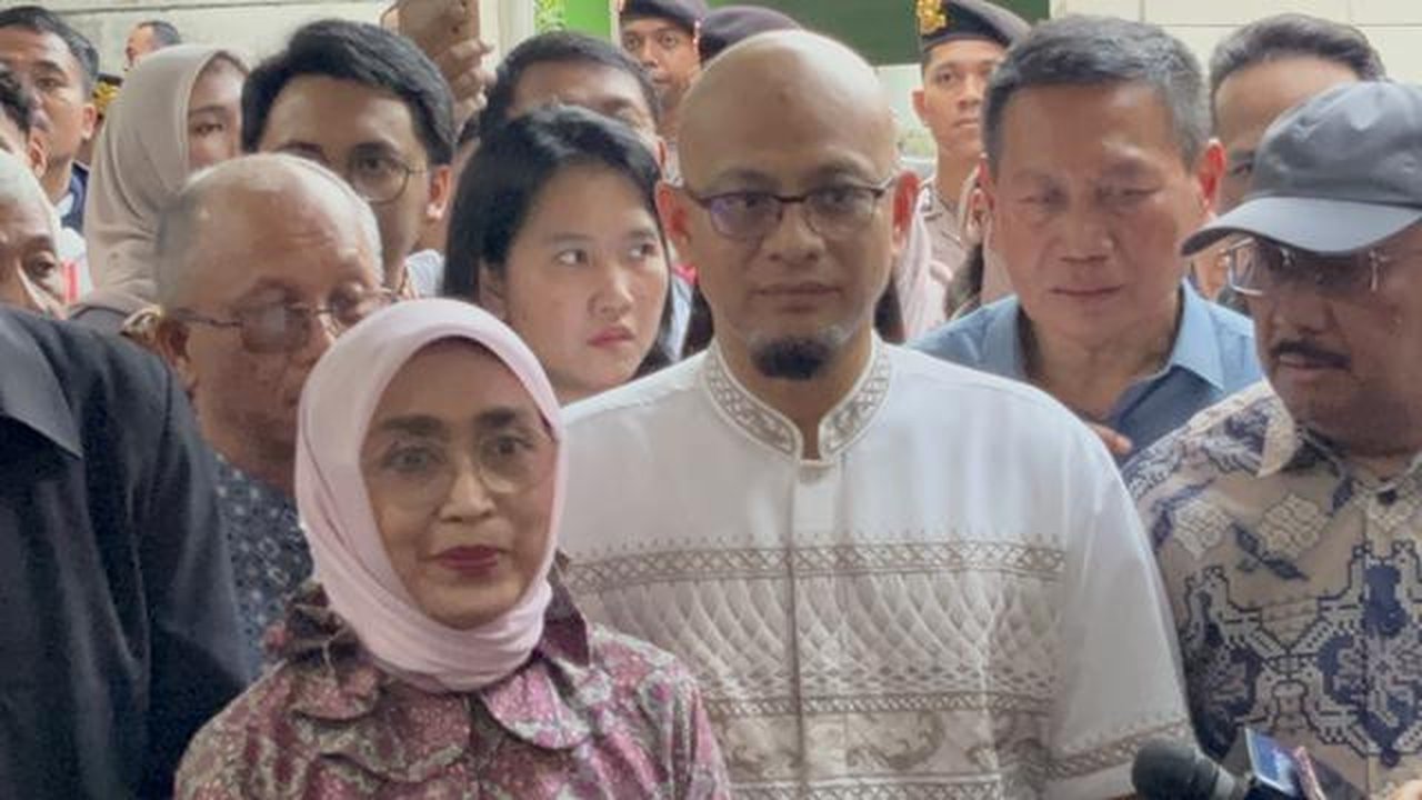 Mantan Direktur Utama PT ASDP Indonesia Ferry Ira Puspadewi usai bebas dari Rutan Kelas I Cabang KPK. (Liputan6.com/Ady Anugrahadi)