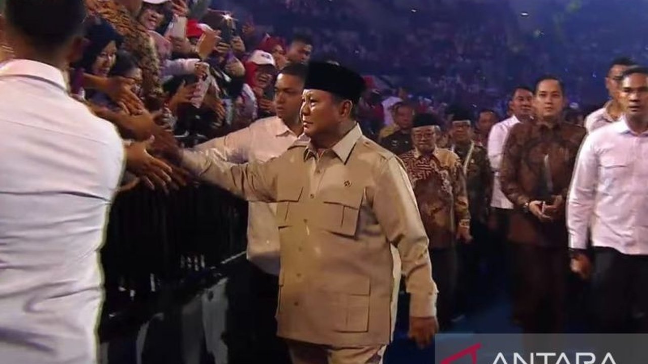 Presiden RI Prabowo Subianto menghadiri Puncak Peringatan Hari Guru Nasional 2025 di Indonesia Arena, Jakarta, menunjukkan apresiasi pemerintah terhadap peran vital guru dalam pendidikan nasional.