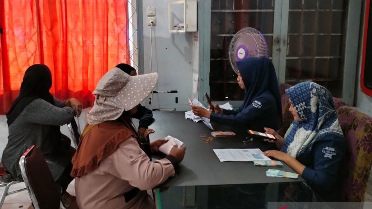 Sebanyak 14.782 warga tidak mampu di Rejang Lebong menerima Bantuan Langsung Tunai Kesejahteraan Rakyat (BLT Kesra) dari pemerintah pusat, diharapkan dapat memulihkan ekonomi penerima.