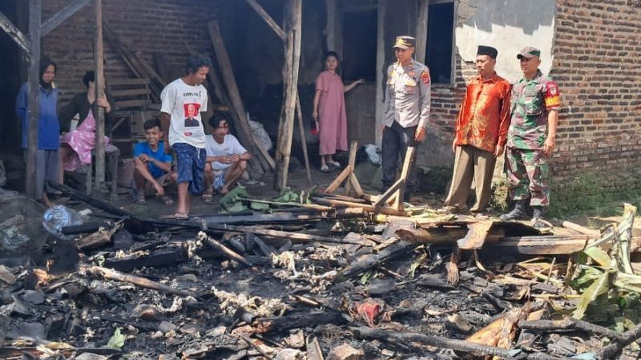 Polsek Cikeusal mengevakuasi Arkiman (72), seorang lansia sebatang kara korban kebakaran di Serang, Banten. Rumahnya ludes, kini ia butuh bantuan mendesak.