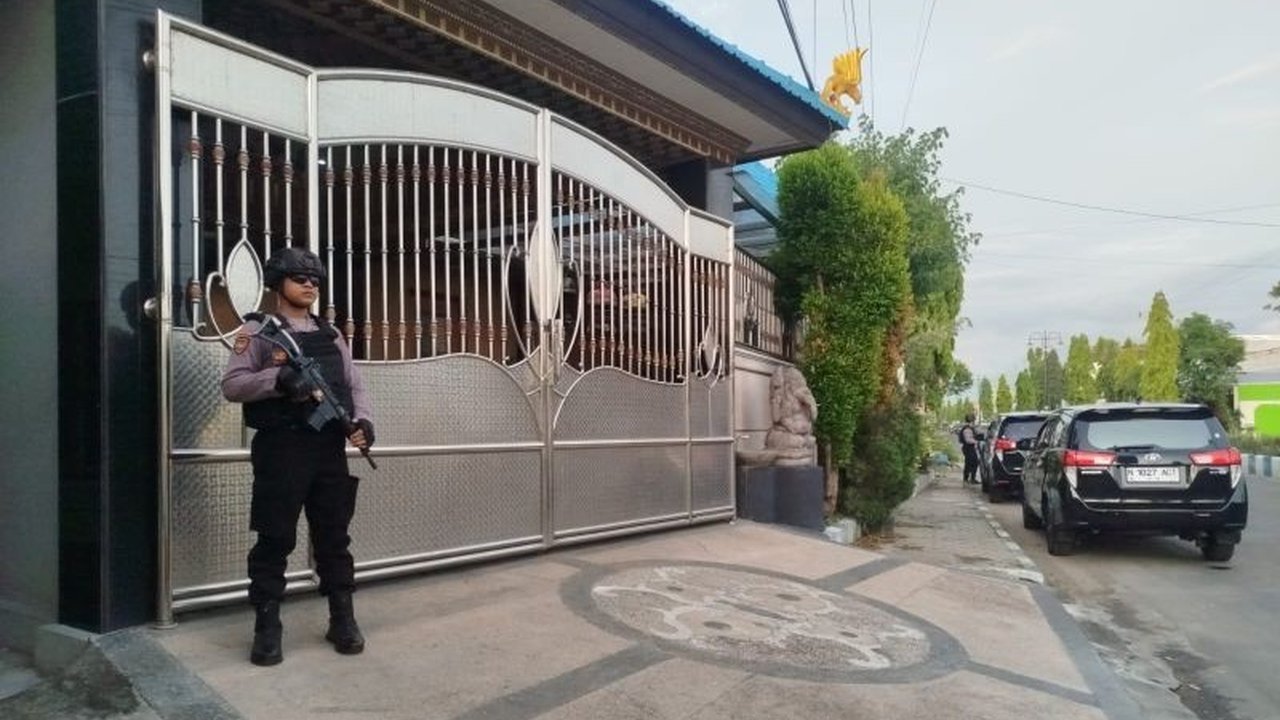 Komisi Pemberantasan Korupsi (KPK) menggeledah dua rumah pejabat di Ponorogo, Jawa Timur, terkait dugaan korupsi proyek Monumen Reog dan Museum Peradaban (MRMP). Penggeledahan KPK Geledah Rumah Pejabat Ponorogo ini menyasar mantan pejabat Disbudparpora da