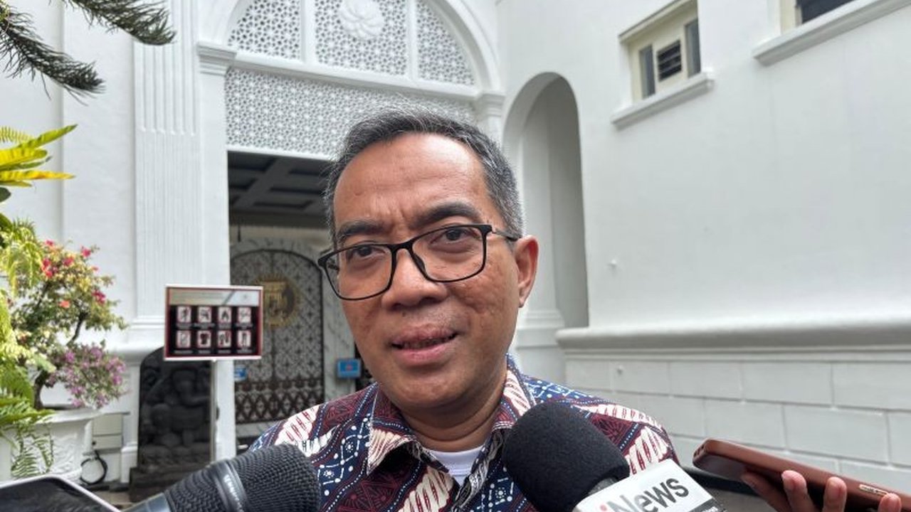 Presiden Prabowo Subianto meminta Menteri Pendidikan Tinggi, Sains, dan Teknologi untuk melibatkan mahasiswa tingkat akhir dalam Keterlibatan Mahasiswa Proyek Nasional guna menyiapkan SDM unggul sejak dini.