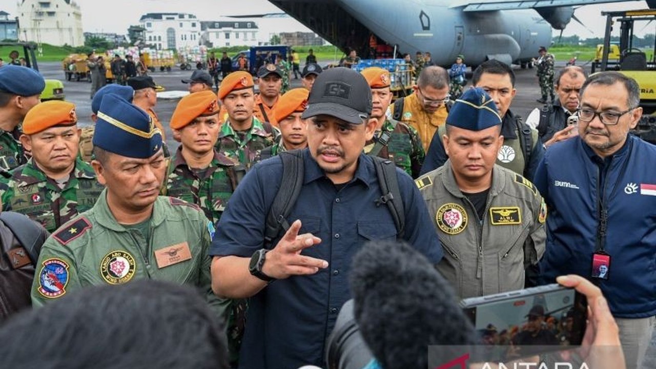Gubernur Sumut Bobby Nasution menerbangkan Bantuan Bencana Sumut berupa logistik dan obat-obatan ke Tapteng dan Sibolga yang terisolir akibat banjir dan longsor. Simak detail upaya pemulihan ini.
