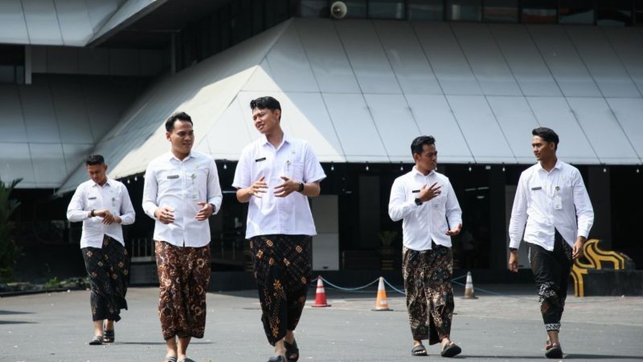Kebijakan penggunaan Sarung Batik ASN Jawa Tengah setiap Jumat tidak hanya melestarikan budaya, tetapi juga terbukti mendongkrak bisnis UMKM lokal secara signifikan.