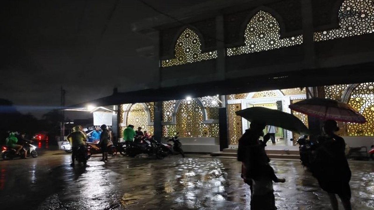 Pemerintah Kota Padang sigap mendirikan Posko Bencana Padang di setiap kelurahan untuk memastikan distribusi logistik bagi puluhan ribu warga terdampak banjir yang melanda.