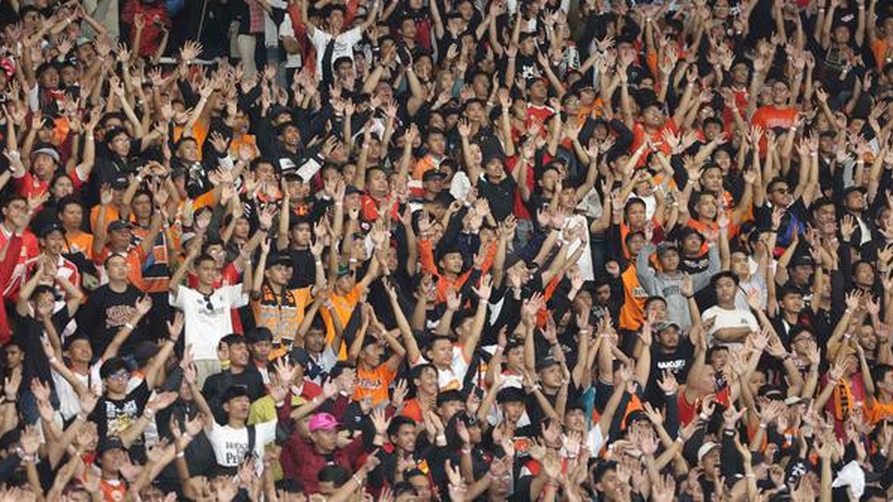 Hingga akhir pertandingan, Persija mampu mempertahankan keunggulan dua gol ini. Tampak dalam foto, pendukung Persija saat menyaksikan pertandingan pekan ke-14 BRI Super League musim 2025/2026