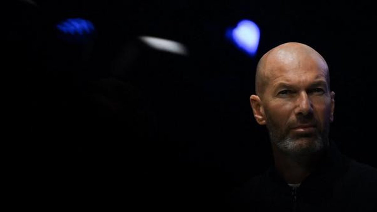 Legenda sepak bola dan pelatih Prancis, Zinedine Zidane, terlihat dalam upacara peluncuran perdana mobil listrik Alpine A390 di Dieppe, Prancis barat laut, pada 27 Mei 2025. (Lou BENOIST/A