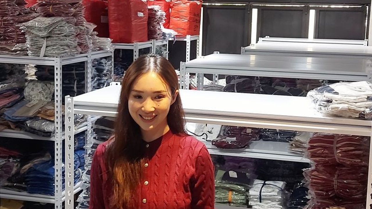 Jenama fesyen anak lokal Lewis Emma memperluas jaringan ekspor regional melalui program Shopee Export. Ini strategi Lewis Emma Ekspor Regional untuk menembus pasar Asia Tenggara dan menyeimbangkan pasokan domestik.