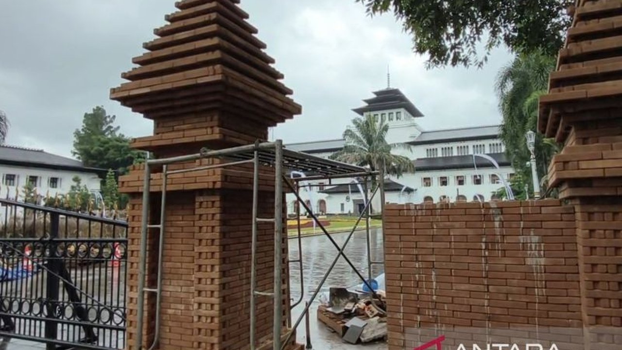 Anggaran Penataan Gedung Sate di Jabar senilai Rp19,7 miliar disebut 'siluman' oleh legislator. Transparansi pergeseran anggaran dipertanyakan di tengah efisiensi daerah.