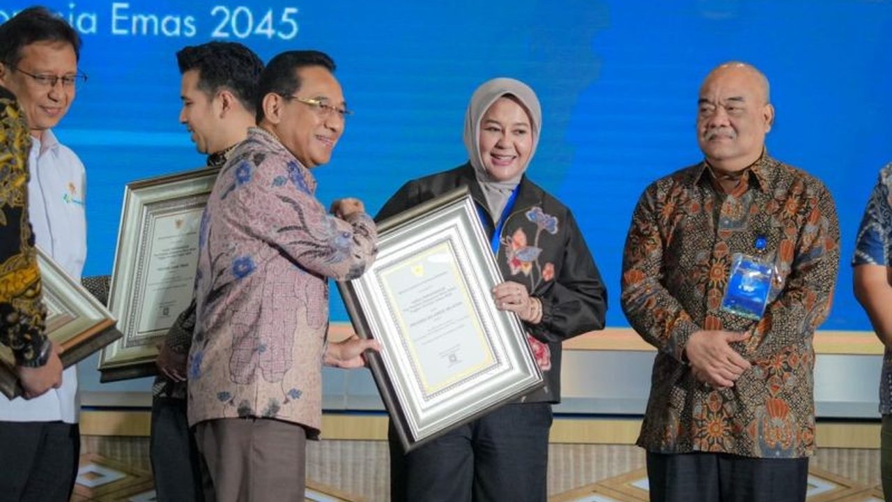 Pemerintah Provinsi Sulawesi Selatan (Sulsel) berhasil meraih penghargaan bergengsi sebagai terbaik pertama dalam penyelenggaraan Kabupaten/Kota Sehat (KKS) Tahun 2025 dari Kementerian Kesehatan, sebuah prestasi yang patut dibanggakan.