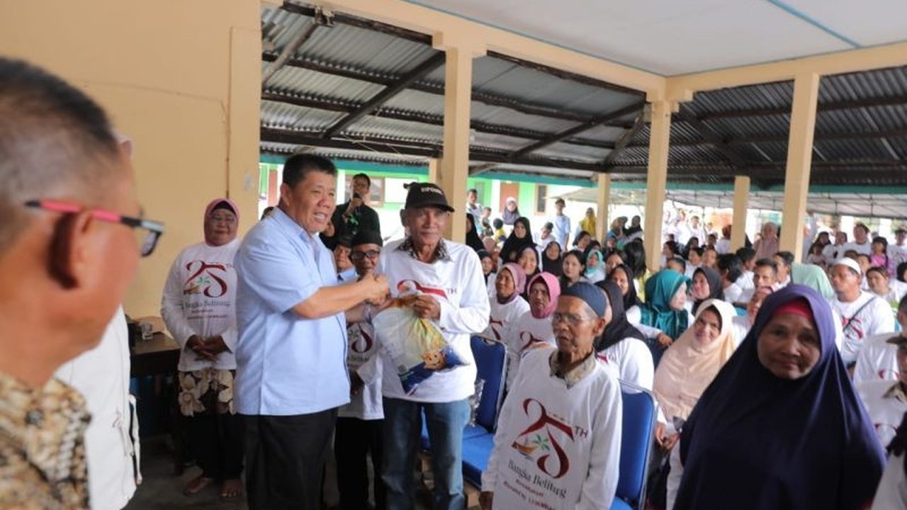 Gubernur Kepulauan Bangka Belitung, Hidayat Arsani, membagikan ratusan paket Bantuan Sembako Gubernur Babel gratis kepada warga Dusun Pelepak Pute, Belitung, sebagai wujud kepedulian pemerintah dan bagian dari HUT ke-25 provinsi.