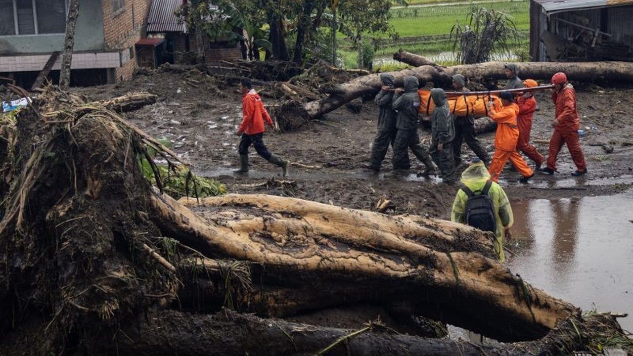 Bencana hidrometeorologi parah melanda Sumatera Barat, menyebabkan 61 korban meninggal dunia hingga Jumat malam. Simak rincian dampak dan upaya penanganan di sini.