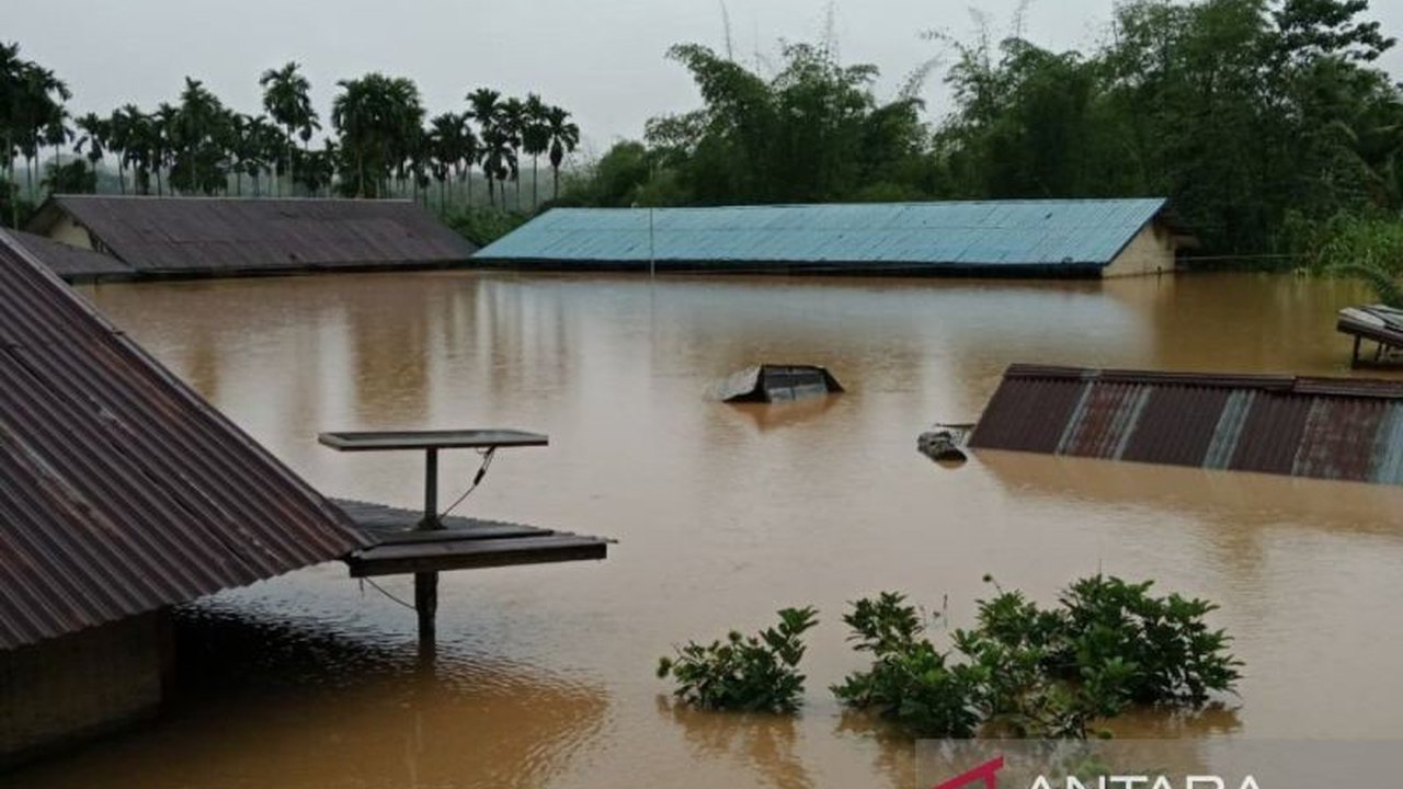 BNPB mengirimkan ratusan paket bantuan logistik, mulai dari sembako hingga perangkat komunikasi satelit, ke Sumatera Utara guna mempercepat penanganan darurat bencana banjir dan tanah longsor.