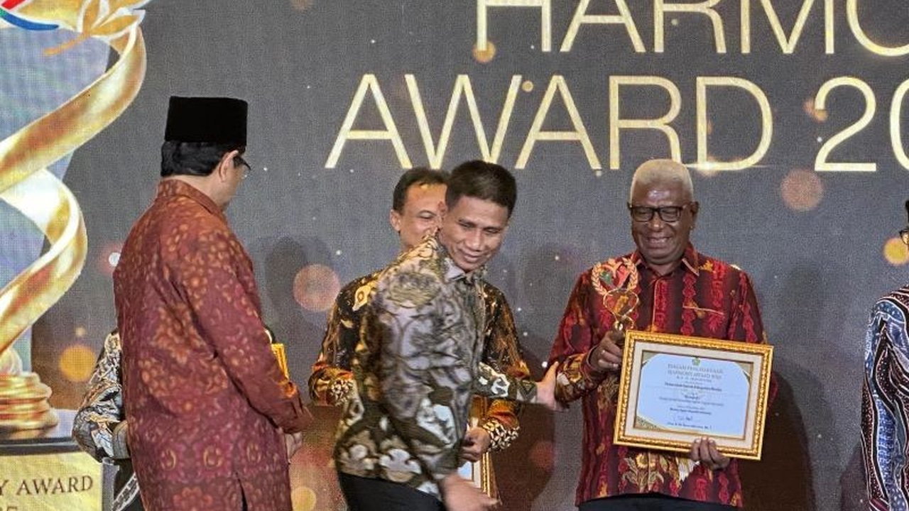 Kabupaten Mimika menorehkan sejarah gemilang dengan meraih Harmony Award 2025 dari Kemenag. Penghargaan ini menegaskan komitmen Mimika dalam menjaga kerukunan umat beragama.