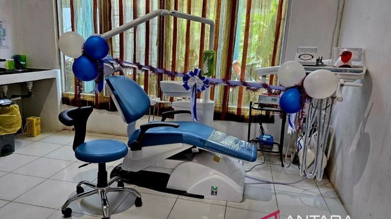 Pemkab Natuna memperkuat layanan kesehatan gigi dengan penambahan unit dental di Puskesmas Serasan Timur, memastikan akses medis memadai bagi masyarakat pulau terluar.