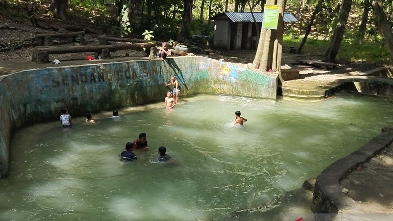 Kementerian Pariwisata meluncurkan program toilet bersih untuk meningkatkan daya tarik destinasi wisata di Indonesia, mengatasi masalah kebersihan fasilitas yang selama ini kerap dikeluhkan wisatawan.