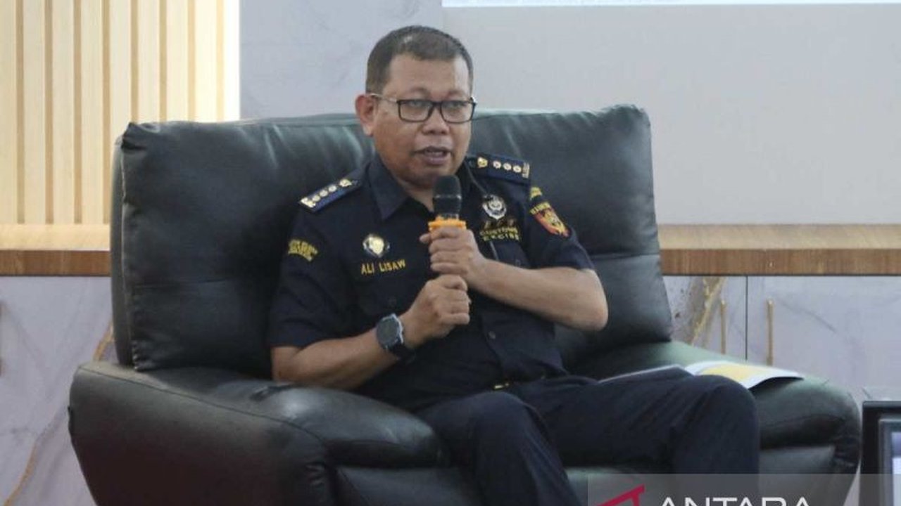 DJBC Sulbagsel berhasil mengumpulkan Rp7,49 miliar dari denda administratif hingga Oktober 2025, menunjukkan peningkatan signifikan 36,7 persen berkat penindakan tegas dan penerapan ultimum remedium.