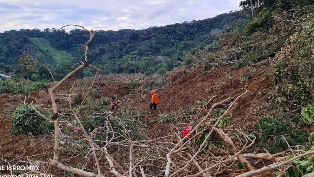 Tim Gabungan BPBD Pasaman Barat intensif mencari enam korban longsor Pasaman Barat di Batang Tinggam, Talamau, namun akses jalan yang putus menjadi kendala utama.