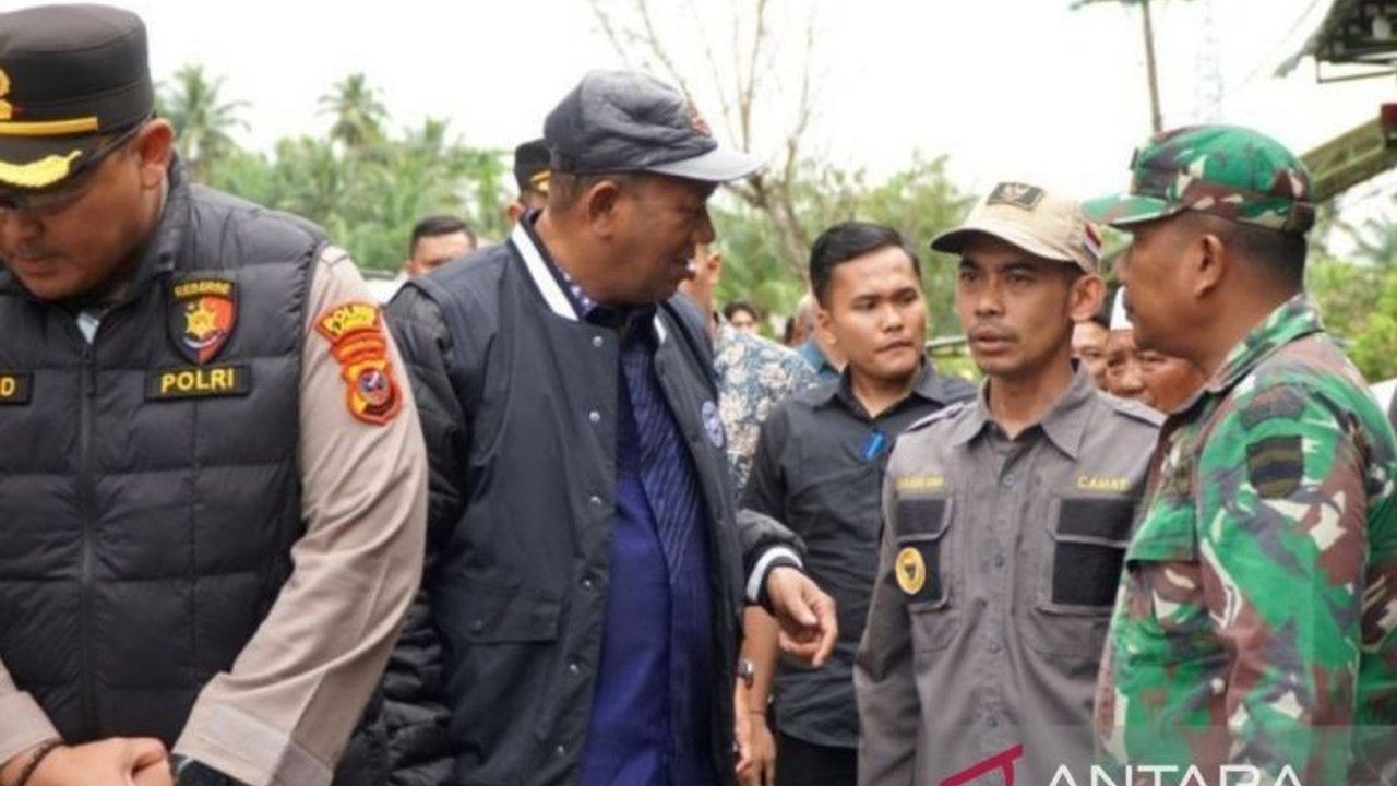 Banjir parah melanda 15 kecamatan di Kabupaten Langkat, Sumatera Utara, memaksa ribuan warga mengungsi. Ketinggian air mencapai 2 meter, menyebabkan kerusakan infrastruktur dan mengganggu akses.