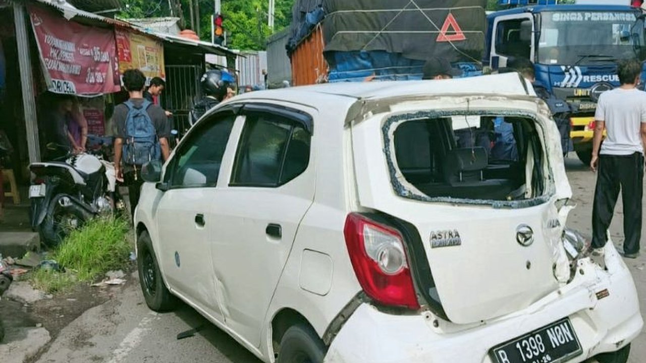 Dua nyawa melayang dalam Kecelakaan Beruntun Karawang yang melibatkan 13 kendaraan di lampu merah. Dugaan kelalaian pengemudi truk dan muatan berlebih jadi sorotan.