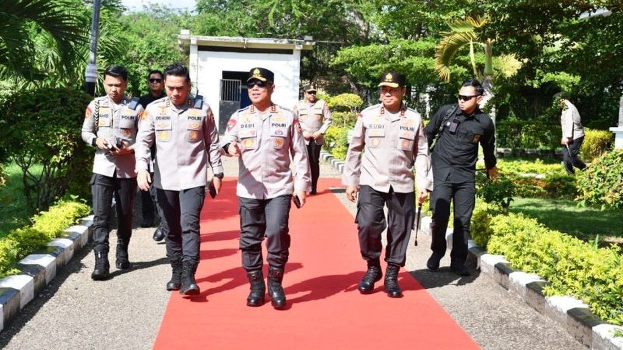 Wakapolri Komjen Pol Dedi Prasetyo bersama perwira Akpol 1990 menggelar bakti sosial di Flores Timur, NTT, meresmikan sumur bor hingga bantu warga. Apa saja kegiatannya?
