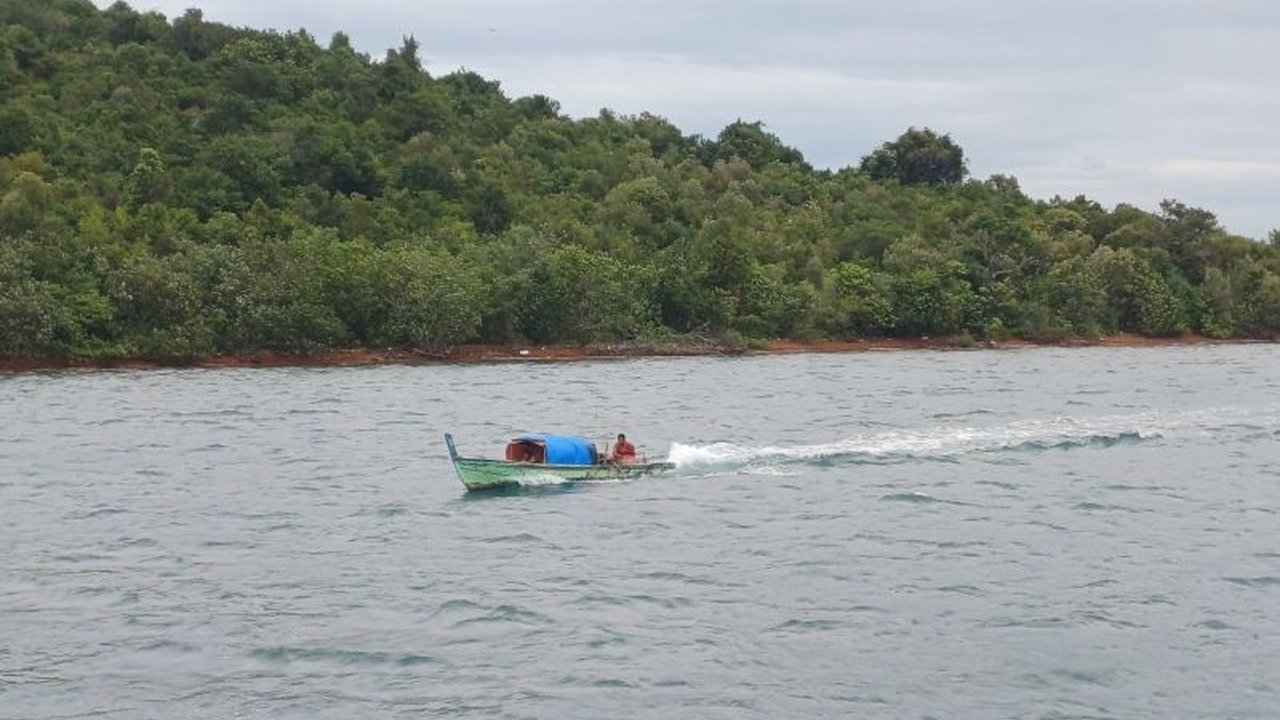 Gubernur Kepulauan Riau, Ansar Ahmad, menyoroti urgensi program BPJS Ketenagakerjaan bagi nelayan di wilayahnya, mengingat kondisi geografis maritim. Perlindungan ini krusial untuk ketahanan pangan dan kesejahteraan keluarga nelayan.