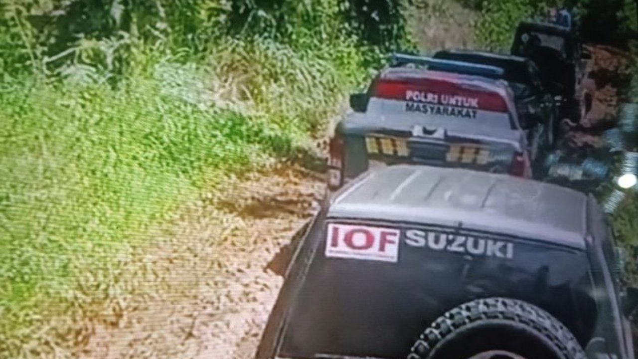 Pemerintah Kabupaten Pasaman Barat menyalurkan Bantuan Bencana Pasaman Barat berupa logistik ke Kecamatan Talamau menggunakan mobil offroad akibat jalan utama putus total. Simak selengkapnya!