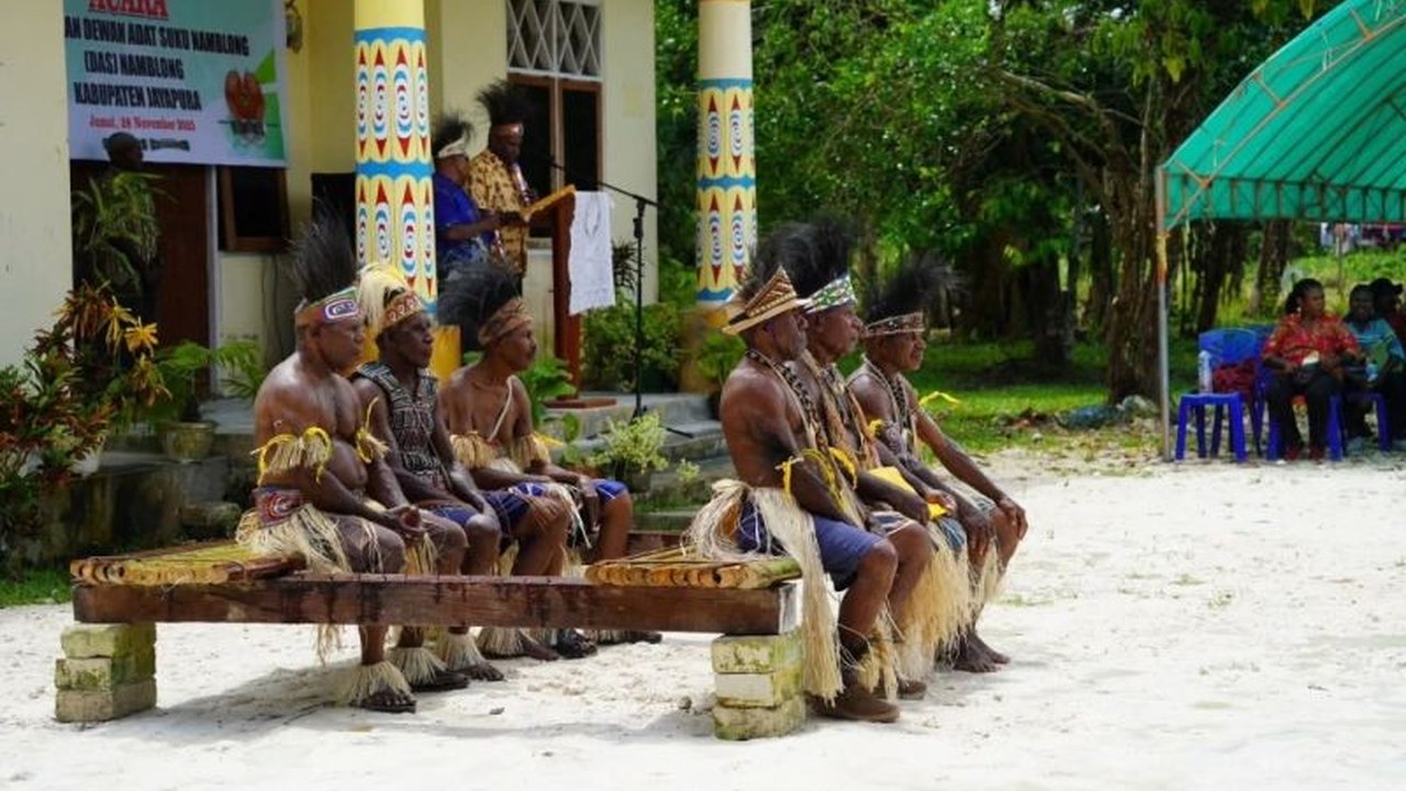 Bupati Jayapura Yunus Wonda menekankan pentingnya penguatan adat sebagai pilar utama stabilitas politik, hukum, dan keamanan, menjamin hak serta kedudukan pemimpin adat.