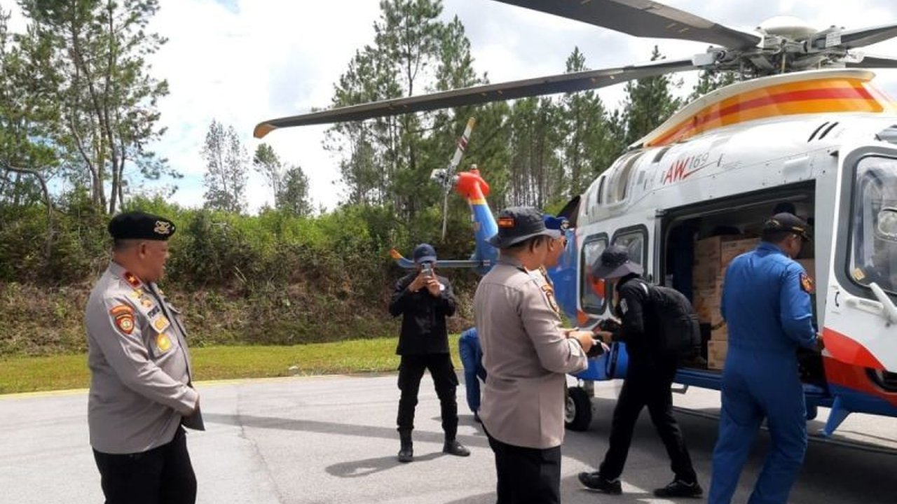 Polda Sumut mengerahkan helikopter untuk mendistribusikan Bantuan Helikopter Polda Sumut ke warga terdampak bencana di Tapanuli Tengah. Bagaimana strategi penyaluran ini memastikan bantuan tepat sasaran?
