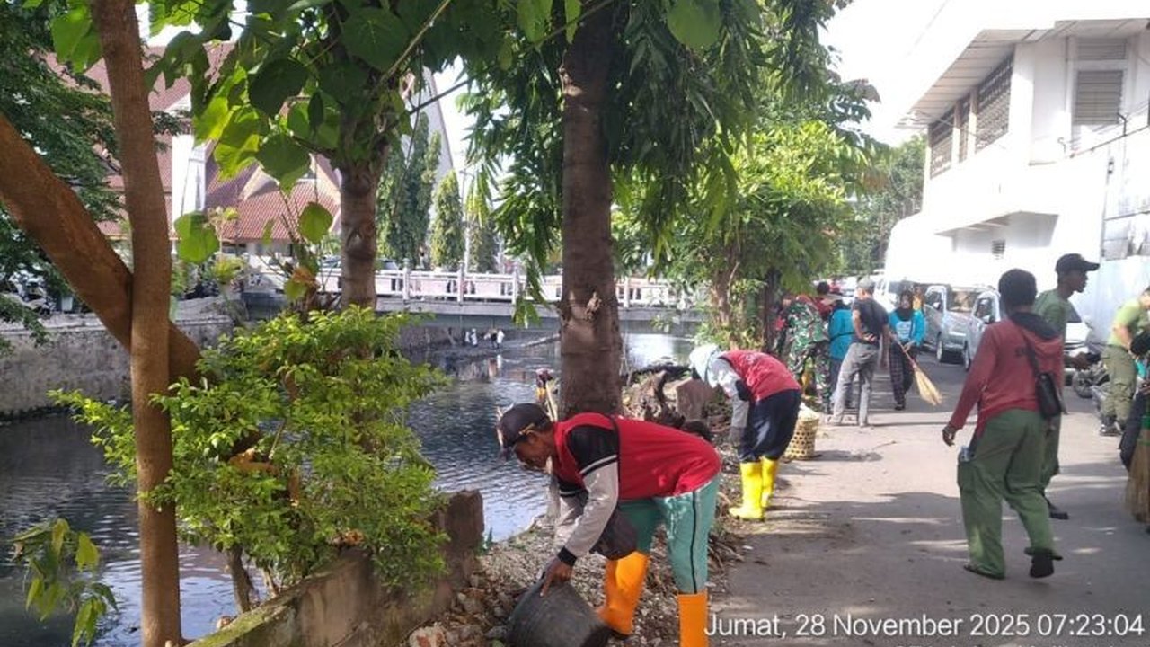 Dinas Pekerjaan Umum (DPU) Kota Semarang intensifkan kegiatan bersih sungai di berbagai titik. Langkah ini untuk antisipasi cuaca ekstrem dan mencegah banjir di Semarang.