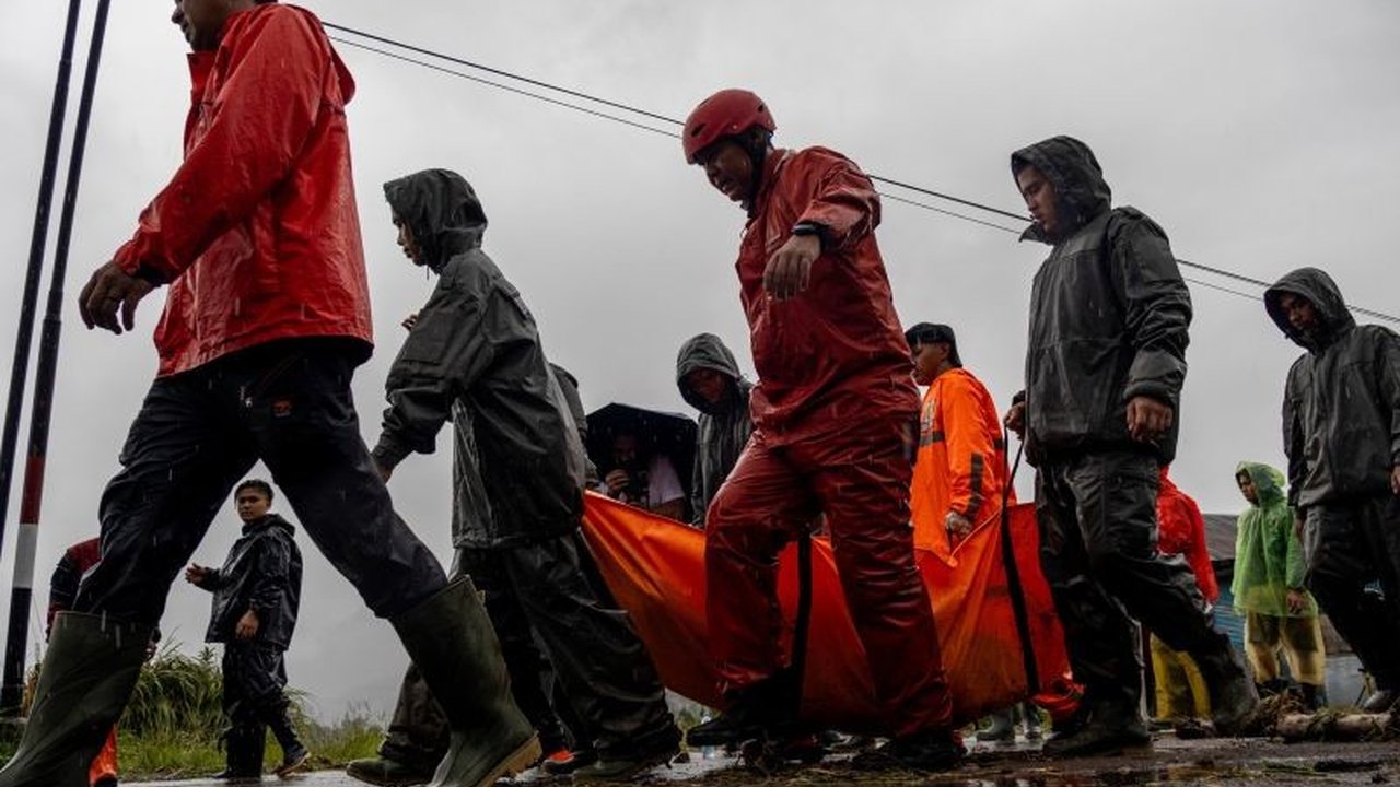 Pemerintah Provinsi Sumatera Barat (Sumbar) terus berupaya keras memaksimalkan pencarian korban banjir Sumbar dan tanah longsor yang hingga kini belum ditemukan, dengan 85 orang masih dinyatakan hilang.