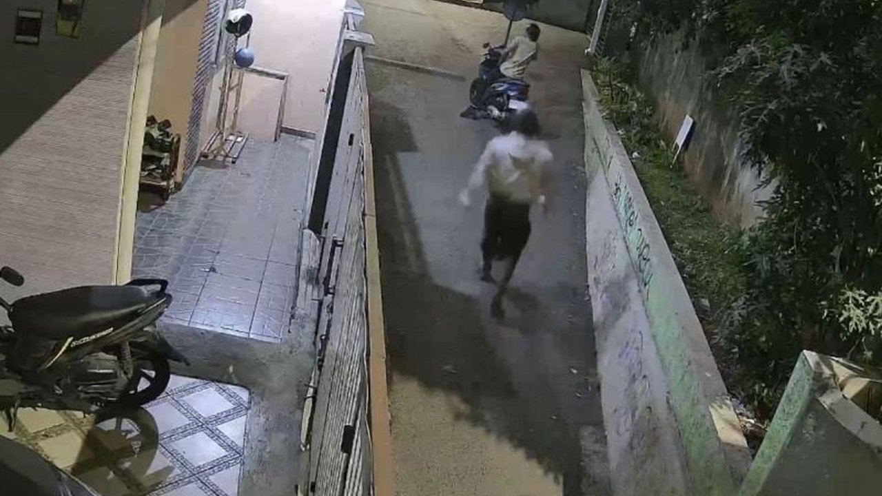 Kasus Pencurian Ponsel Mampang yang sempat viral di media sosial kini terungkap. Dua pelaku, eksekutor dan joki, berhasil ditangkap warga dan polisi di Jakarta Selatan.