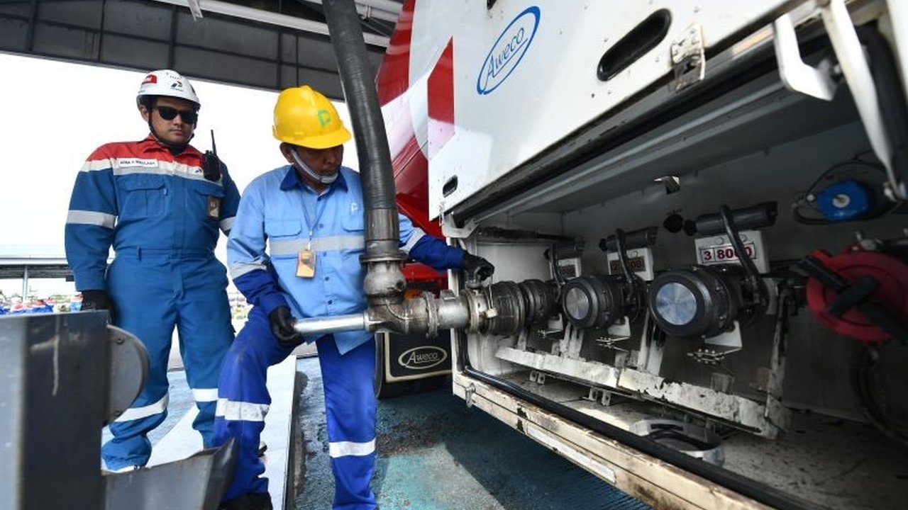 Pertamina Patra Niaga memastikan kebutuhan BBM dan LPG masyarakat di Sumatera tetap terpenuhi di tengah tantangan banjir dan longsor, dengan tim siaga dan rute alternatif.