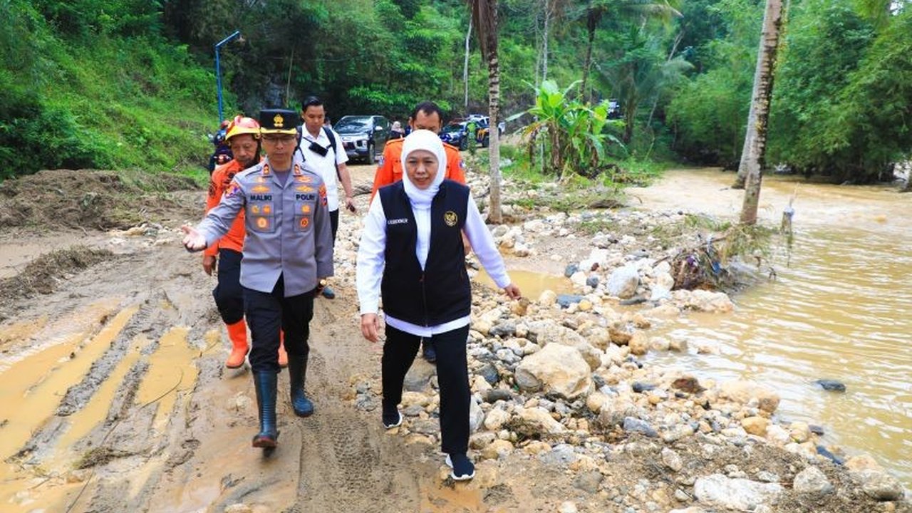 Pemerintah Provinsi Jawa Timur menggelar Operasi Modifikasi Cuaca Semeru untuk mengurangi dampak erupsi Gunung Semeru dan cuaca ekstrem di Lumajang. Upaya ini melibatkan berbagai pihak terkait.