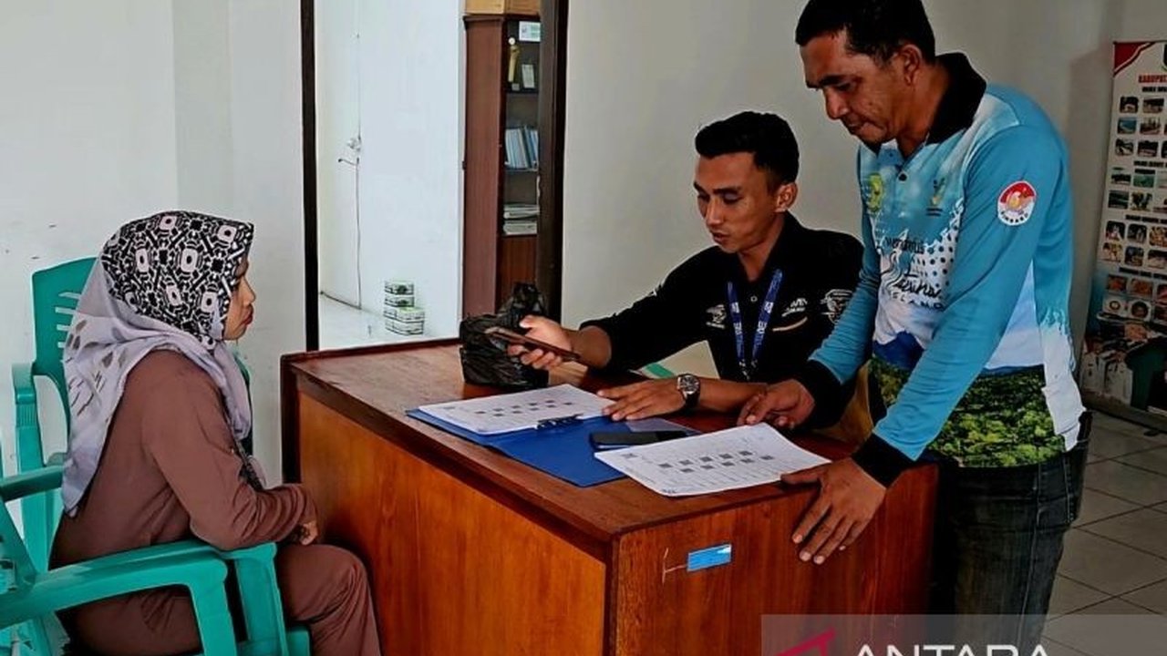 Kementerian Sosial RI menyalurkan Bantuan Langsung Tunai Sementara (BLTS) sebesar Rp900 ribu per KPM kepada warga Natuna. Simak rincian penyaluran dan pesan Bupati agar dana digunakan bijak.