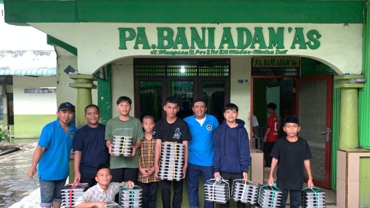 Menyusul bencana banjir yang melanda, Satuan Pelayanan Pemenuhan Gizi (SPPG) di Sumatera Utara mengubah dapur Makan Bergizi Gratis (MBG) menjadi dapur umum banjir Sumatera Utara, mendistribusikan ratusan ribu paket makanan kepada masyarakat terdampak.