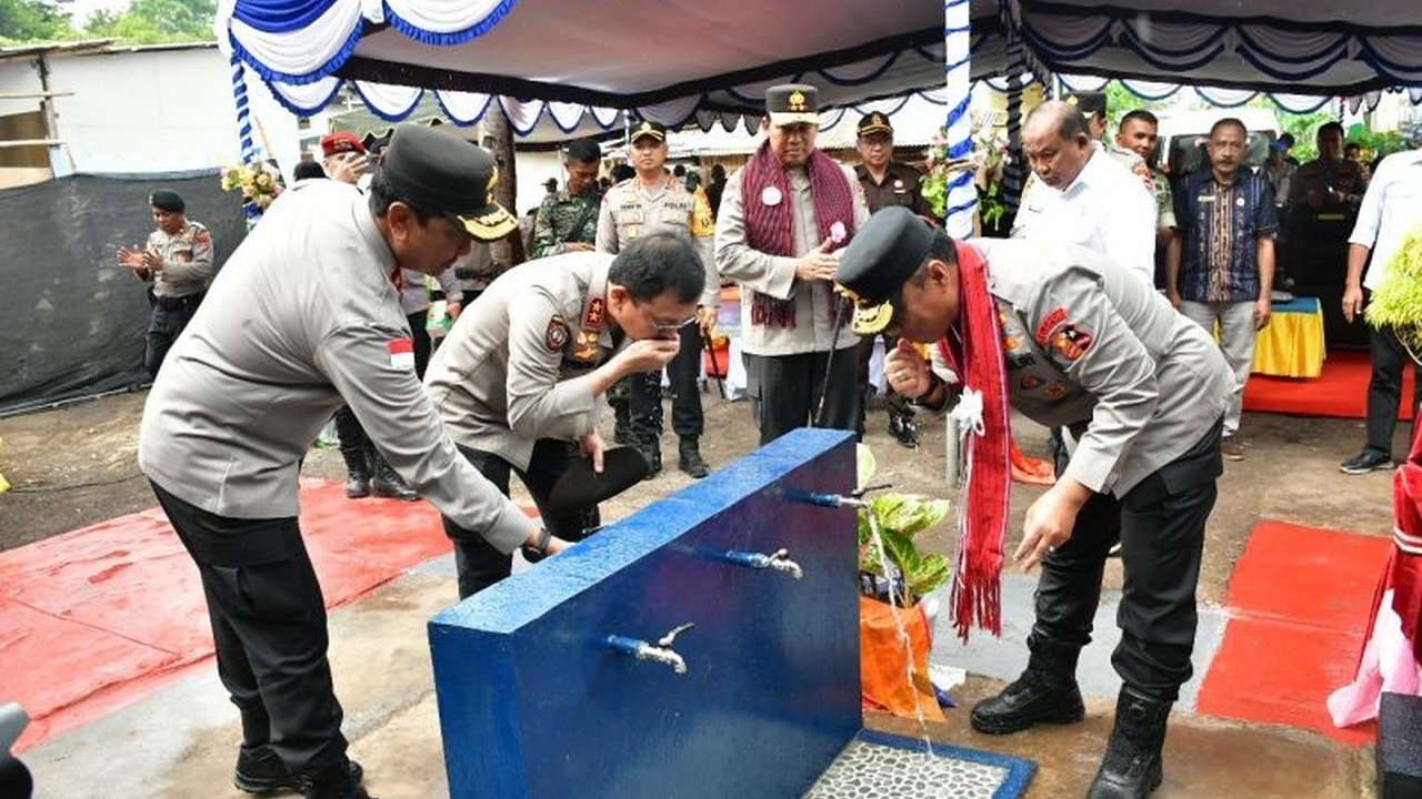 Wakapolri menyerahkan bantuan fasilitas MCK dan sumur bor kepada 2.983 pengungsi Gunung Lewotobi di Flores Timur, NTT. Bantuan ini sangat vital bagi kebutuhan dasar mereka.