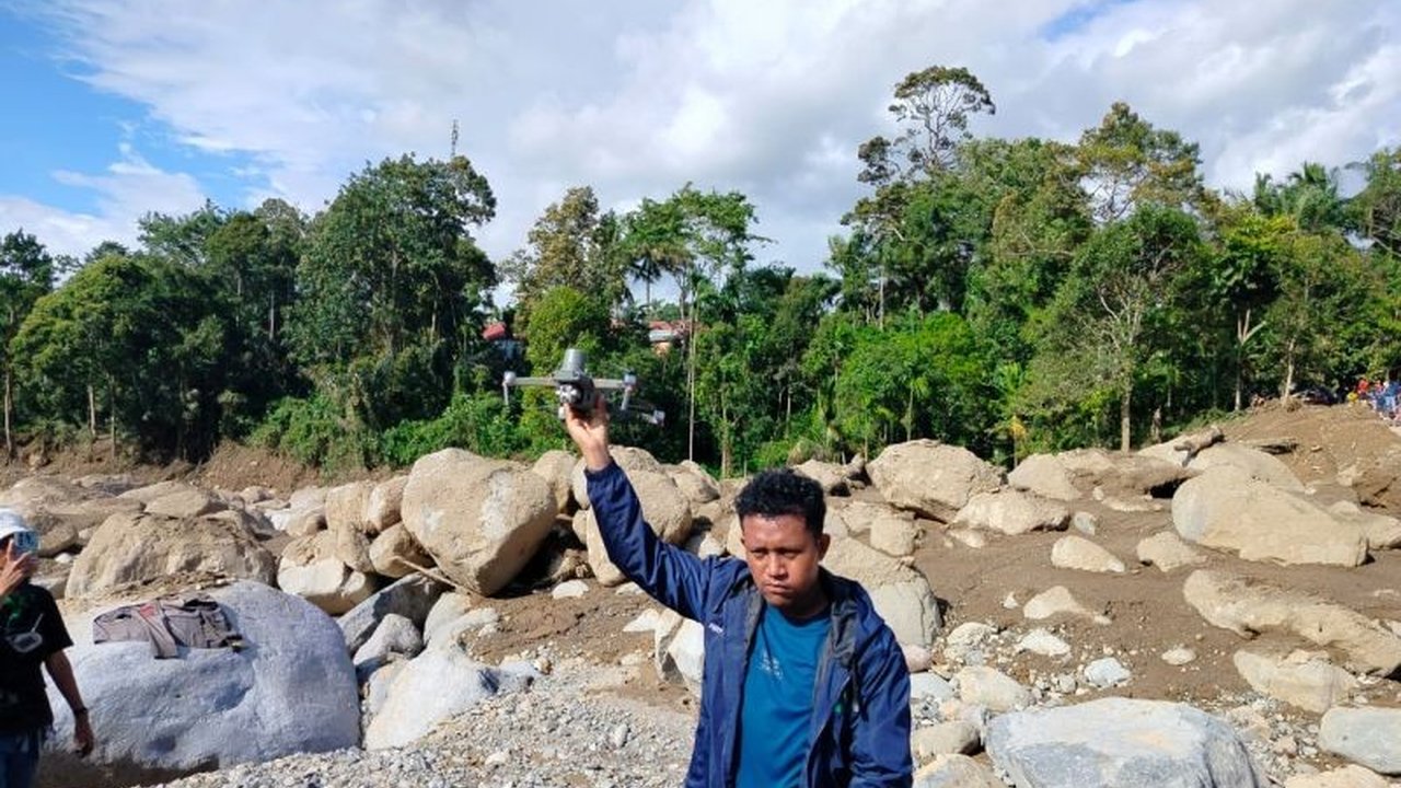 BKSDA Sumatera Barat mengerahkan satu unit drone thermal canggih untuk membantu tim gabungan mencari korban hilang akibat banjir bandang di Salareh Aia, Kabupaten Agam, dengan kemampuan deteksi suhu tubuh yang krusial.