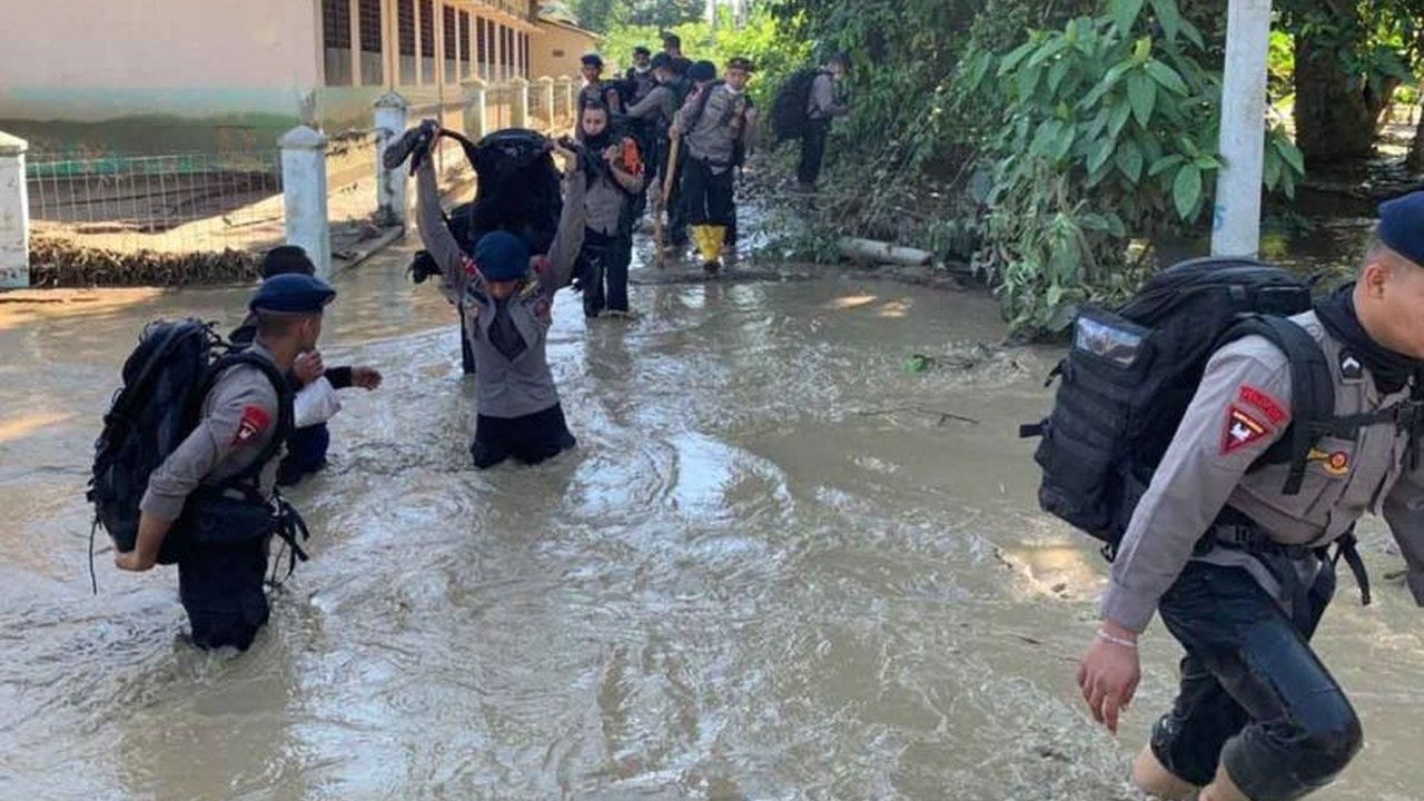 Personel Brimob Polda Aceh berhasil menembus wilayah terisolir banjir di Pidie Jaya untuk salurkan logistik dan evakuasi warga, menunjukkan komitmen kemanusiaan Polri.