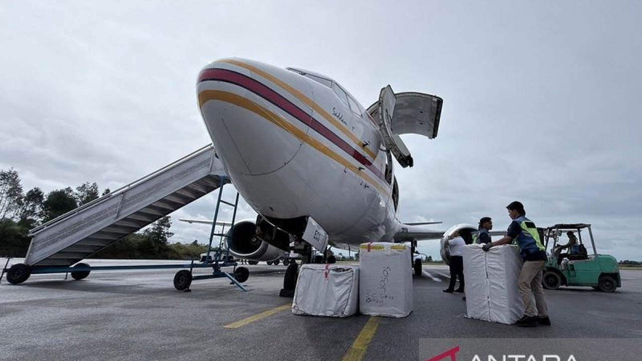 Kementerian Sosial (Kemensos) mengirimkan bantuan darurat bencana Sumatera melalui jalur udara ke Aceh, Sumatera Utara, dan Sumatera Barat, mempercepat penanganan pasca banjir dan tanah longsor.