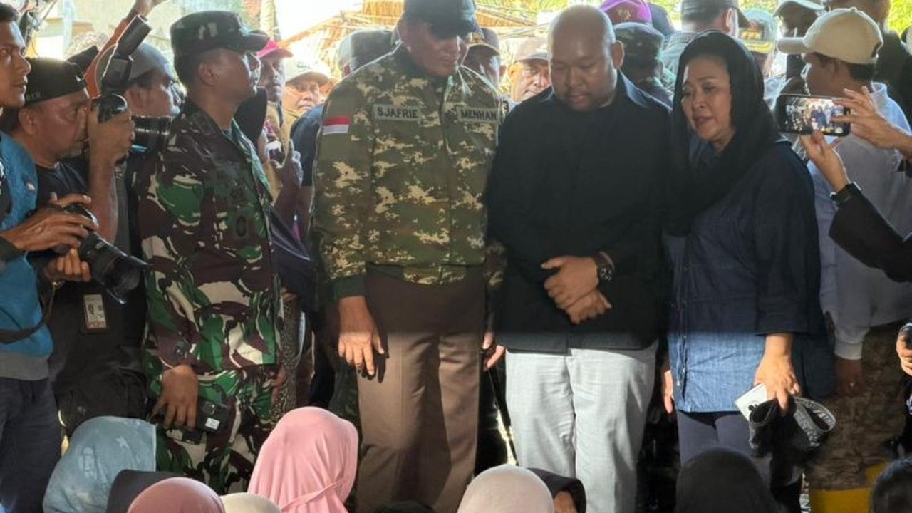 Menteri Pertahanan meninjau lokasi bencana di Pidie Jaya, Aceh, bersama Titiek Soeharto dan Didit Hediprasetyo. Pemerintah prioritaskan penyaluran Bantuan Bencana Aceh.