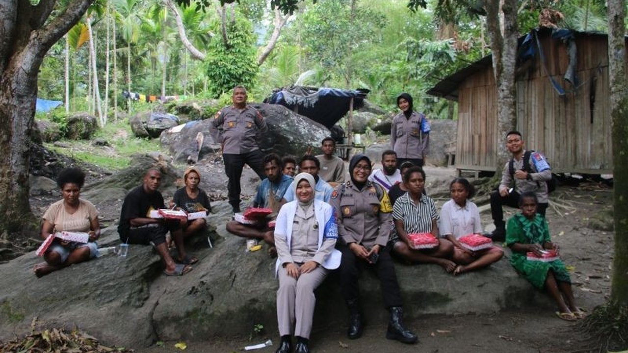 Polres Jayapura melalui Satgas Keladi Sagu dan Tim Medis Operasi Rasakan Cartenz memberikan Layanan Kesehatan Polres Jayapura bergerak di Kampung Toladan, mengatasi penyakit endemik dan keterbatasan akses medis.
