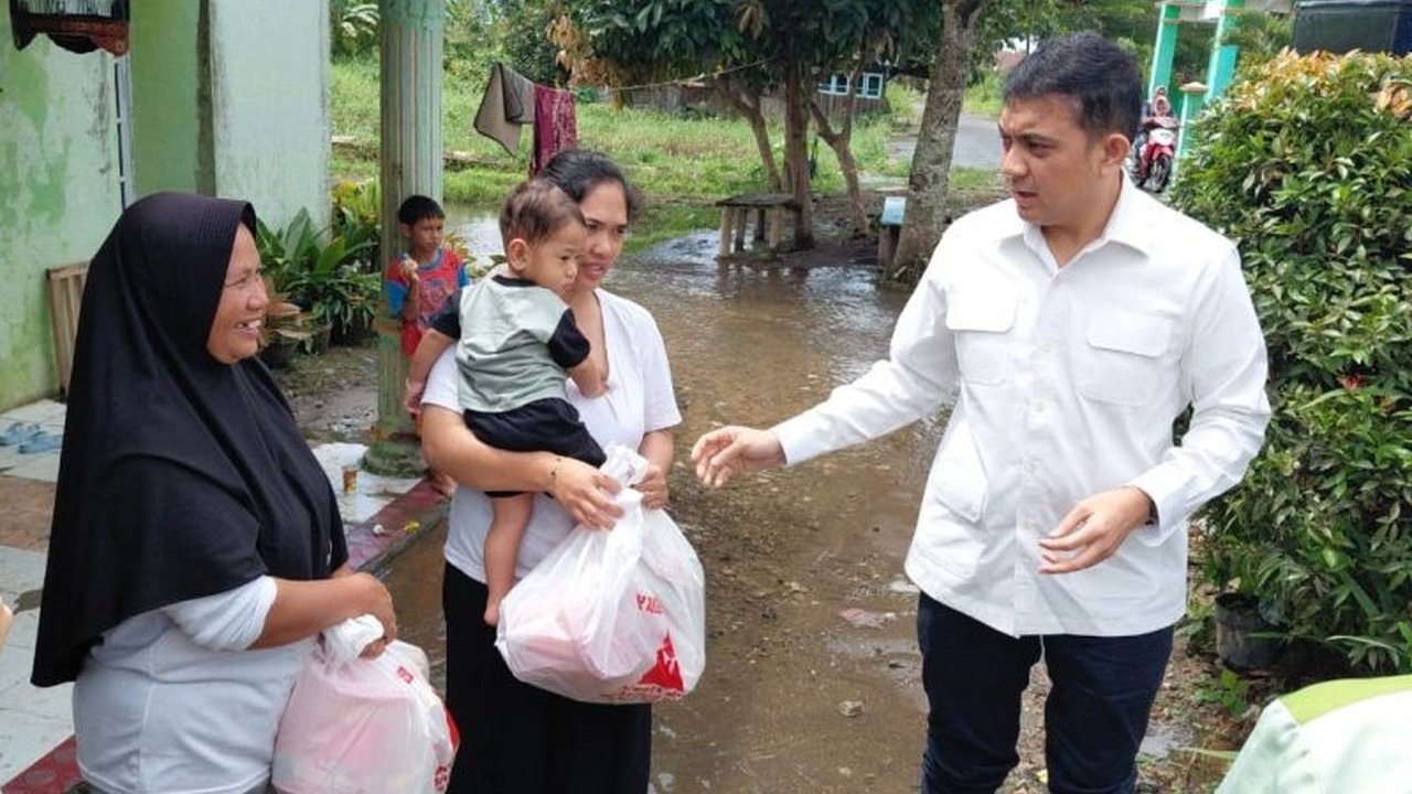 Anggota DPR Ade Rezki Pratama bergerak cepat menyalurkan bantuan sembako dan meninjau layanan kesehatan bagi korban bencana di Sumatera Barat, memastikan penanganan optimal.