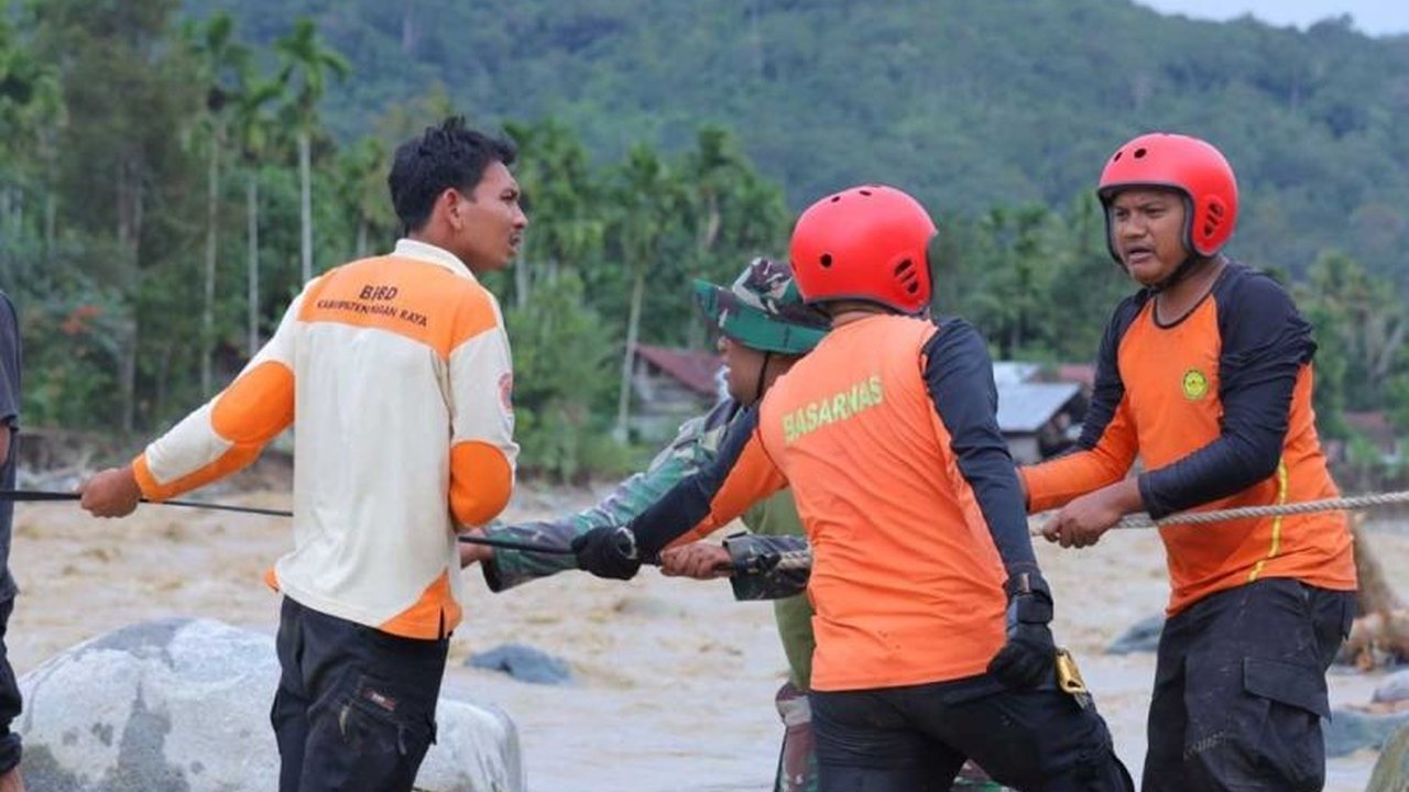 Badan SAR Nasional (Basarnas) Banda Aceh melaporkan 1.051 korban banjir Aceh berhasil dievakuasi selamat, sementara 24 orang meninggal dunia dan 7 lainnya masih dalam pencarian. Simak detail operasi penyelamatan di berbagai wilayah terdampak.