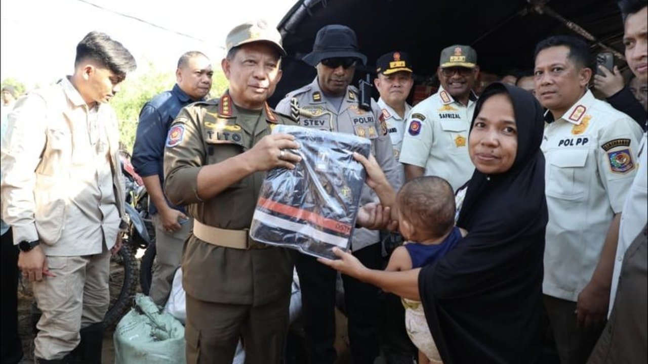 Menteri Dalam Negeri (Mendagri) Tito Karnavian meninjau langsung lokasi banjir dan longsor di Pidie, Aceh, memastikan kebutuhan korban terpenuhi dan koordinasi penanganan darurat berjalan optimal.