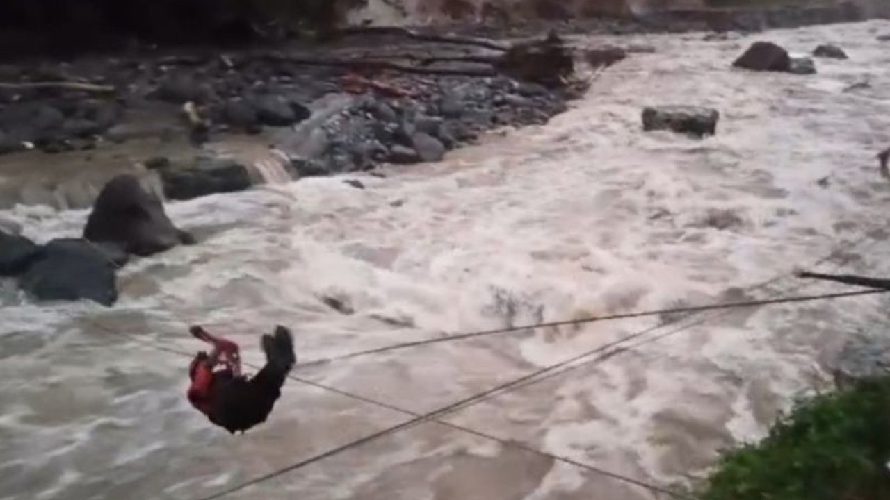 Tim SAR Sumbar melakukan evakuasi korban banjir bandang di Sungai Silaing Bawah, Padang Panjang, menggunakan teknik penyeberangan tali 50 meter. Medan sulit menghambat evakuasi korban banjir.