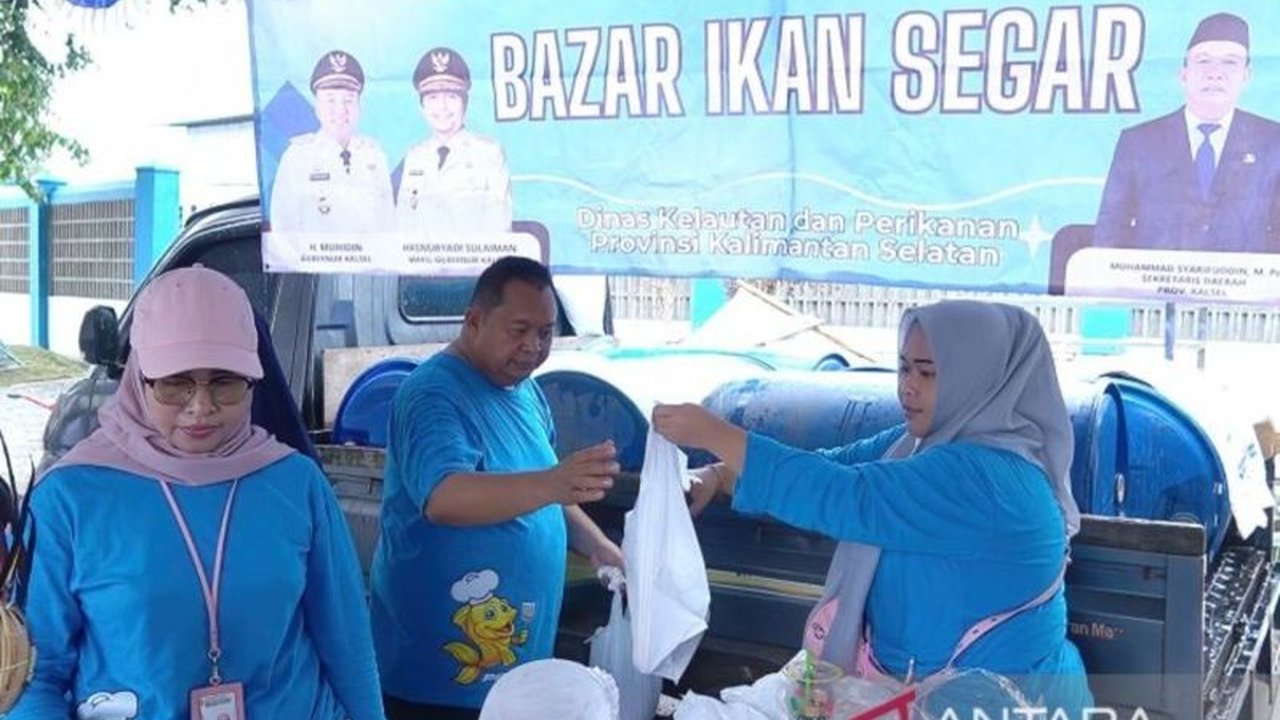 DKP Kalsel Bagikan Ikan Patin Gratis kepada masyarakat di pasar murah Banjarmasin sebagai upaya meningkatkan gizi dan budaya makan ikan, sekaligus menggalakkan Gemarikan.