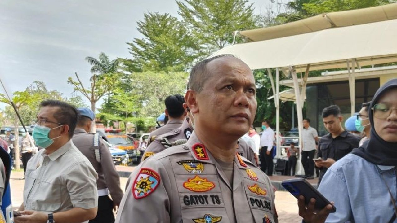 Kapolda Sumbar Irjen Pol Gatot Tri Suryanta menegaskan tidak ada libur bagi personel Polri dalam penanganan bencana di Sumbar, memastikan kehadiran penuh Polri di tengah masyarakat.