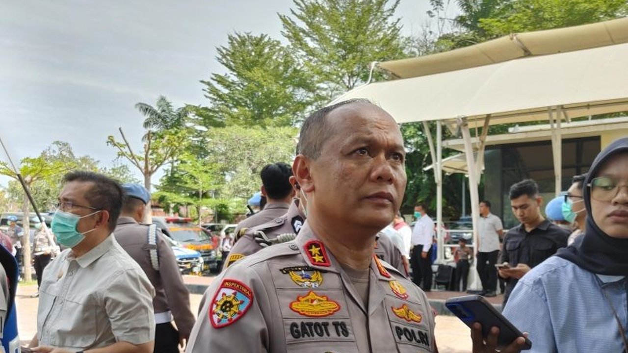 Polda Sumbar mengerahkan unit K9 dan satu kompi Brimob untuk mempercepat pencarian korban longsor di Palembayan, Agam. Bagaimana upaya evakuasi di lokasi terisolir ini?