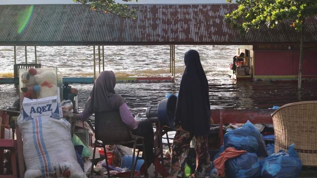 Gubernur Mahyeldi instruksikan percepatan Penanganan Bencana Sumbar pasca-hidrometeorologi di tengah cuaca cerah, fokus pada pencarian 85 korban hilang dan evakuasi warga terdampak.